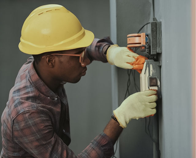 Tomada Esquentando em Uberaba: Confira 4 Motivos eletricista carlos silva